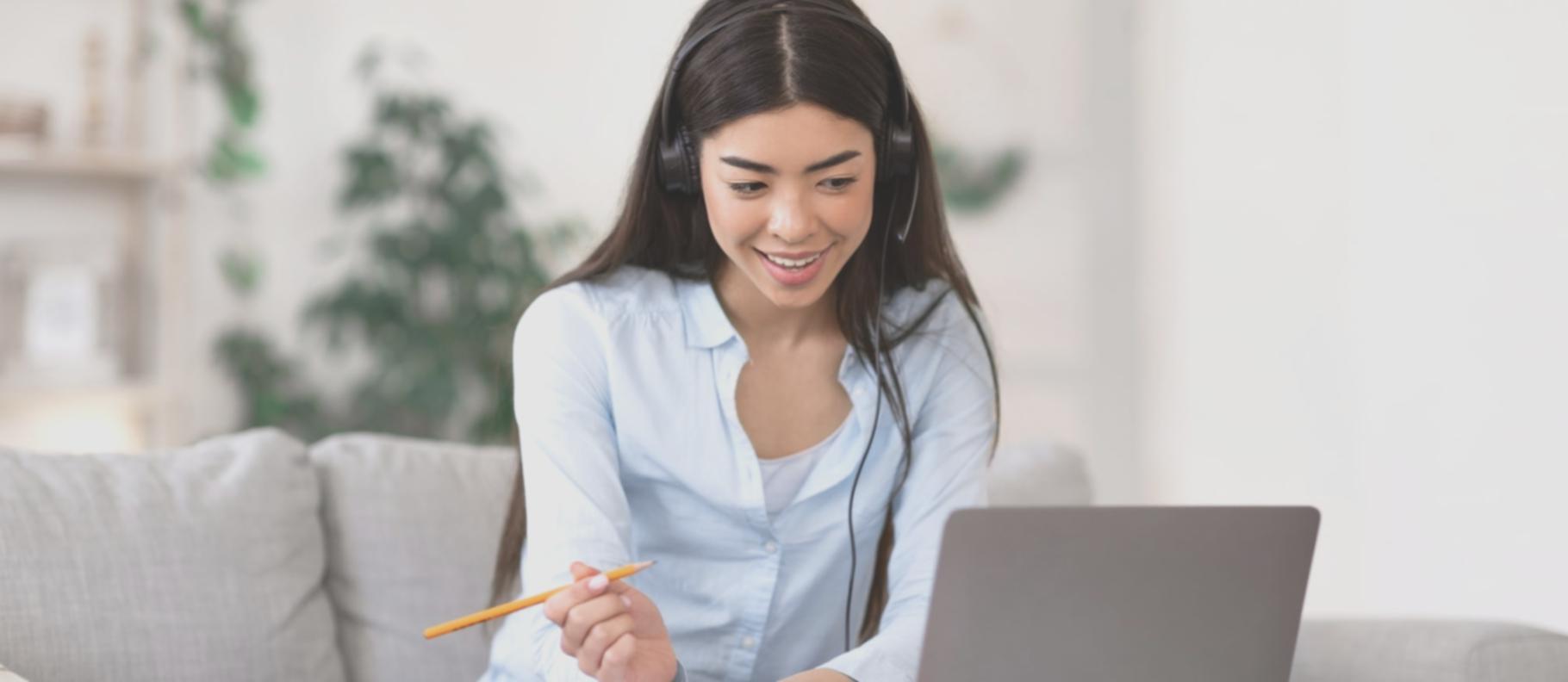 Специалист trustedbrokers консультирует клиента по пенсионному планированию